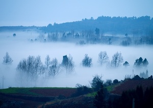 山高塔为峰，水秀动人间