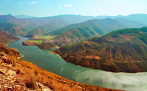玉带山间绕，郁郁山河情
